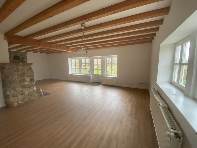 Geräumige Haushälfte auf dem Land – Wohnzimmer 