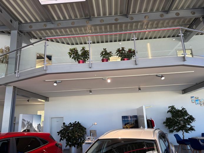 Showroom- und Serviceimmobilie mit ESG-Standard und hoher Frequenz – Ansicht auf Empore