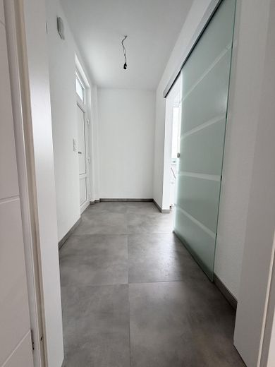 Top Kernsanierte 3-Zi.-Wohnung | Erstbezug | Aufzug | Garage – Flur