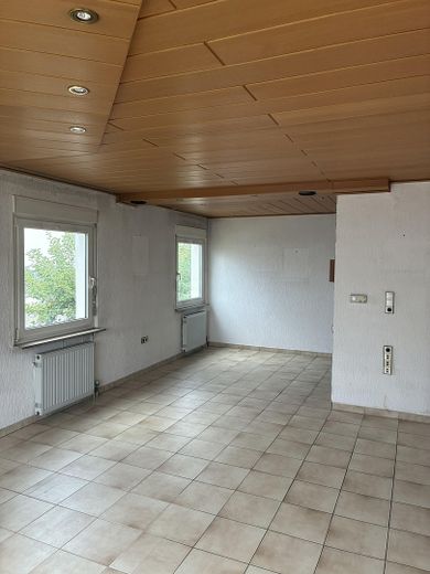 Wolnostojący dom dwurodzinny z potencjałem i dużym ogrodem, 170 m² – Wohnzimmer