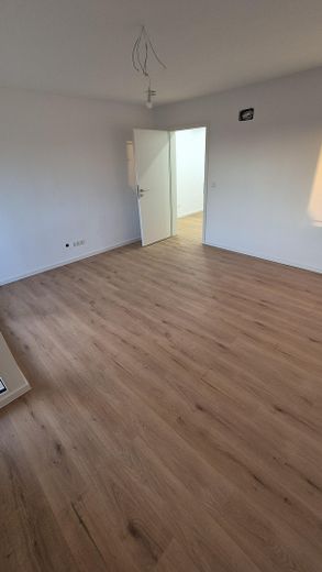 Modernes Wohnglück: Frisch sanierte 3-Zimmer-Wohnung mit Tageslichtbad & Multisplit-Klimatisierung – Wohnzimmer2