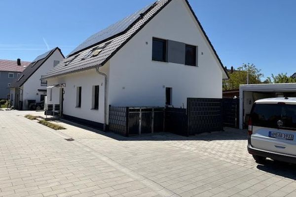 Yeni sayılabilecek 2 ailelik müstakil evde 3,5 odalı çatı katı kat mülkiyetli daire, 91220 Schnaittach, enerji belgesi 11/23, bahçe/garaj/park yeri ve çok daha fazlası dahil.
