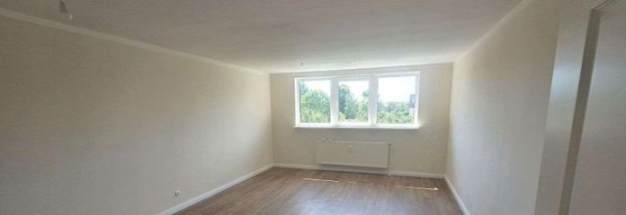 Frisch sanierte 2-Zimmer-Dachgeschosswohnung mit Einbauküche, Tageslichtbad und Carport