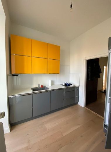 3-Zimmer-Wohnung, Altbau mit Balkon und Einbauküche in Frankfurt am Main – Küche