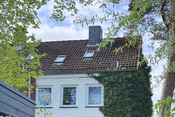 Zadbany skrajny dom szeregowy z 5 pokojami, tarasem i pełną piwnicą – wynajęty (NKM 1.019 EUR)