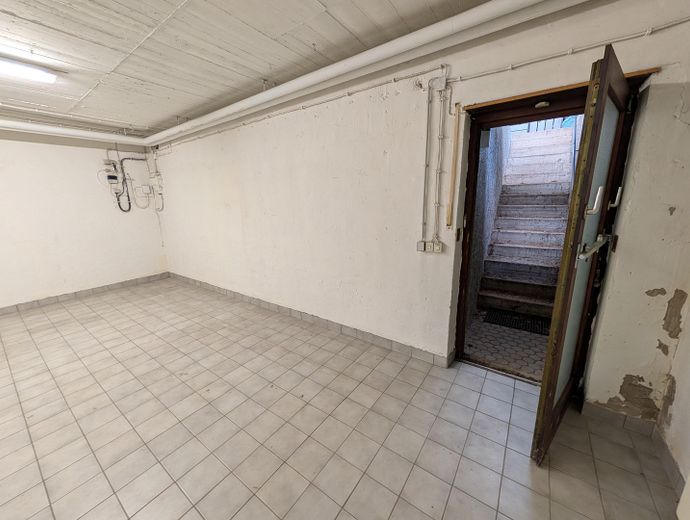 Bungalow de arquitecto con piscina cubierta en Limburgerhof – Abstellraum mit Außentreppe