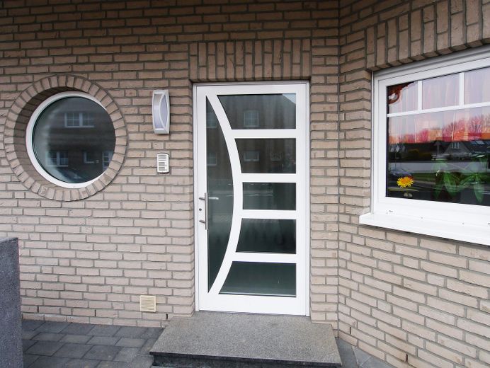 Lichtdurchflutetes Single-Schatzkästchen: Gehobene DG-Wohnung mit Balkon – HERZLICH WILLKOMMEN