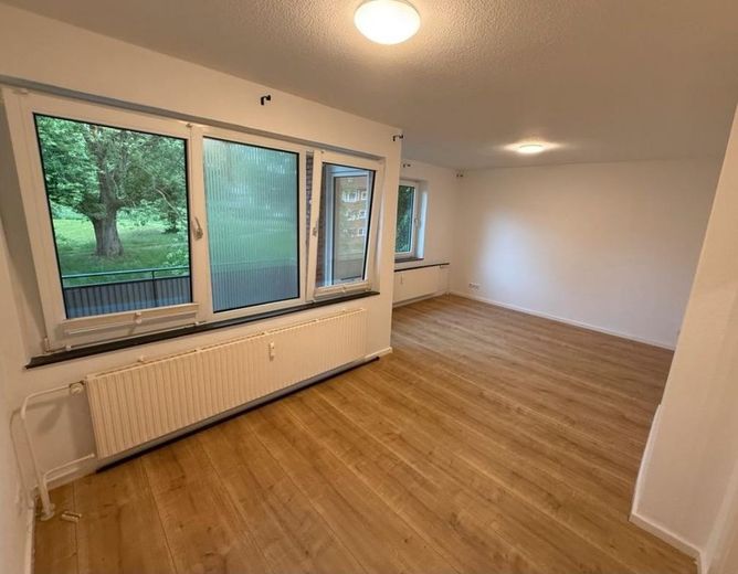 Helle 2-Zimmer-Wohnung mit moderner Küche & Balkon – Foto 9