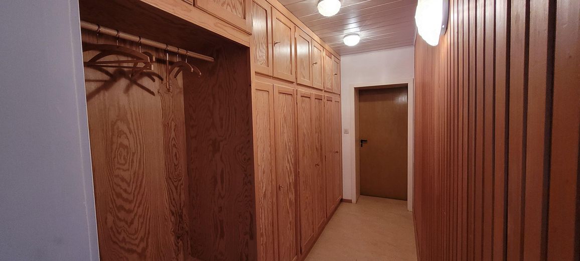 Casa unifamiliare con officina – spazio per vivere e creare – Flur mit Einbauschrank