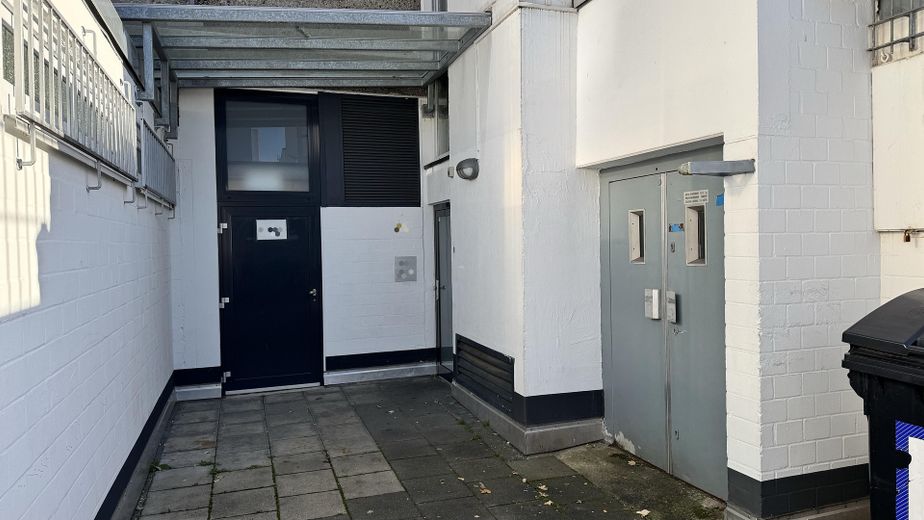 Gewerbefläche im Erdgeschoss mit Lagerkeller (provisionsfrei) – Zugang Laden / Aufzug