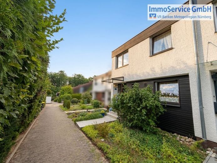 Well-maintained mid-terrace house with garden and garage in a quiet residential area – Photo 1