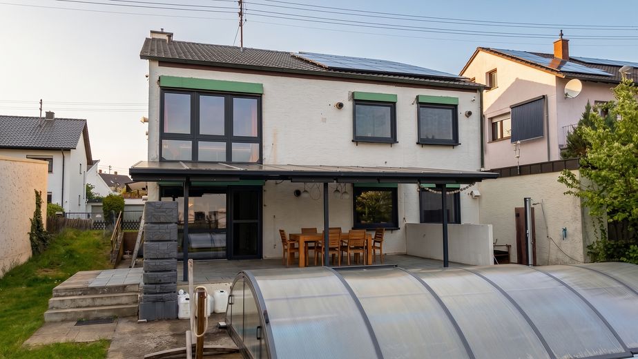 Modernisiertes Familienhaus mit Pool, Sauna, Flächenkühlung/Heizung, Smart Home & PV-Anlage – Außen