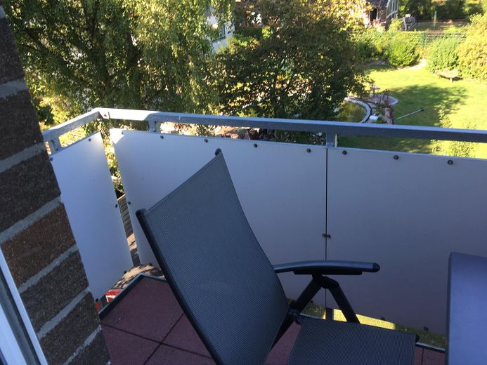 Nowoczesne mieszkanie z przestronną loggią, balkonem i poddaszem w najlepszej lokalizacji w Hooksiel – Schlafzimmerbalkon