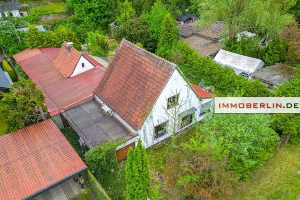 IMMOBERLIN.DE - Sanierungsgelegenheit! Charaktervolles Haus in sehr idyllischer Lage
