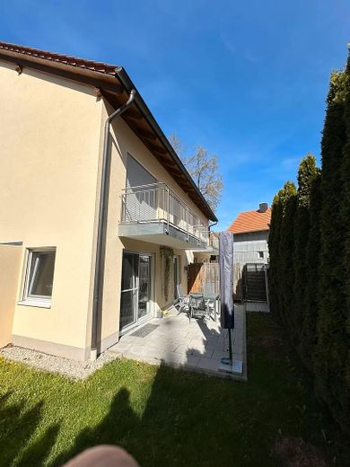 Raumwunder in Bestlage -Stillvolle DHH mit 7 Zimmern & TOP Energieeffizienz A+ – Terrasse