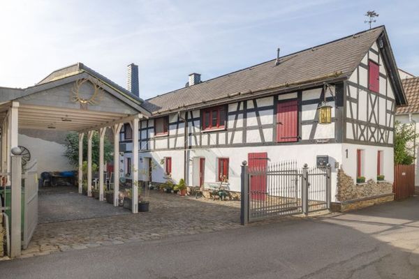Fachwerk-Charme trifft Moderne – mit Innenhof, Wohnmobil-Carport & Solaranlage!