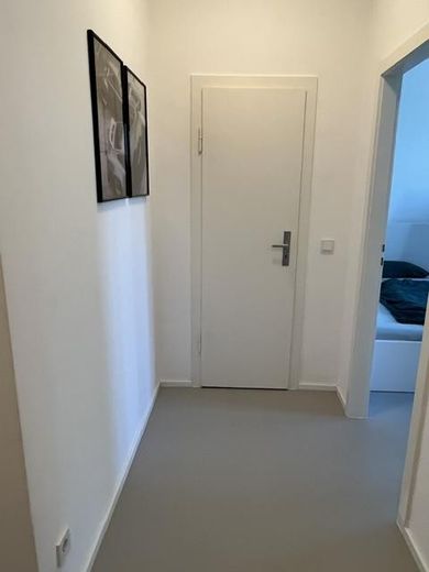 TOPLAGE ! Helle, sanierte 2-Zimmer Wohnung mit Mainblick – Flur