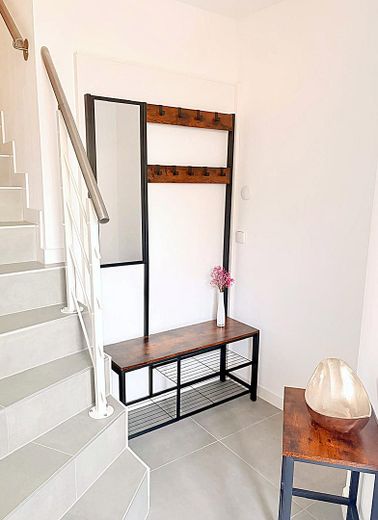 Moderne 3,5-Zimmer-Maisonette möbliert mit Heimkino, Wallbox & Klimaanlage – EG: Flur
