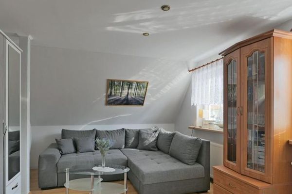 (EF1102_M) Magdeburg: Nordwest, möblierte Wohnung (Haushälfte) mit PKW-Stellplatz, Dachbalkon und Klimaanlage