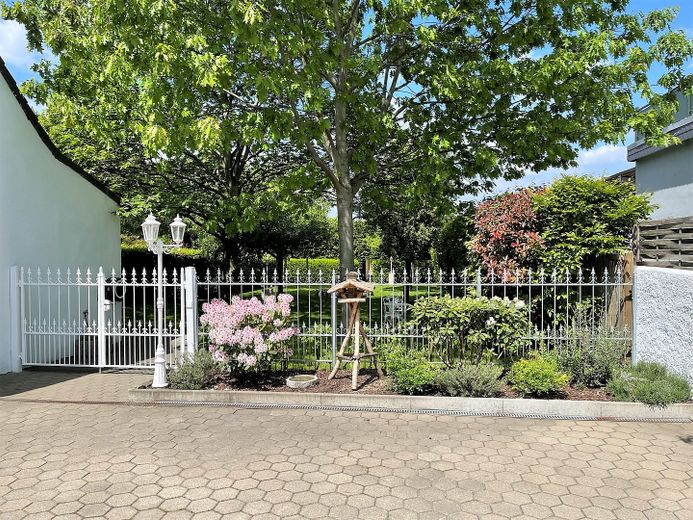Wohnen und Arbeiten: Stilvolles Mehrfamilien- und Geschäftshaus mit großem Garten. – Garagenhof Blick in den Garten
