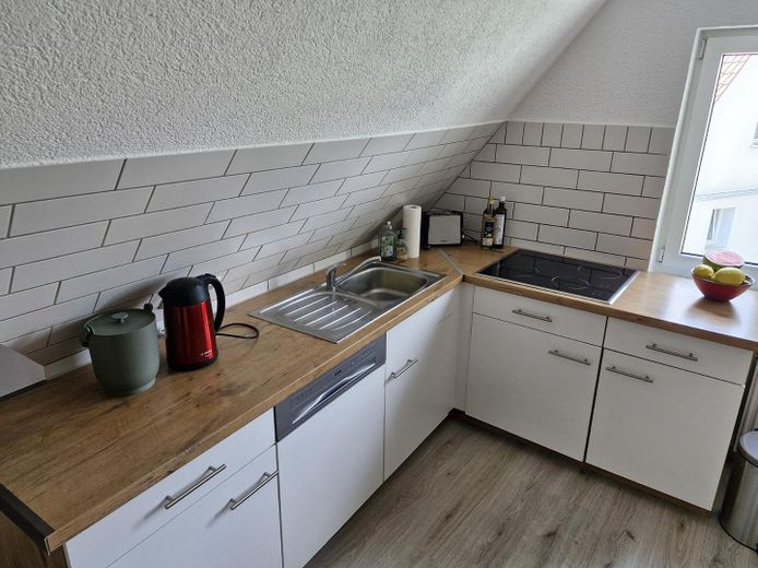 2,5 Zi. DG-Wohnung (auch als WG geeignet) – Küche