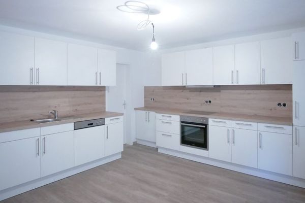 Große 4 Zimmer Wohnung mit moderner Einbauküche zu vermieten!