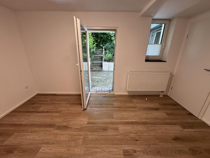 2-Zimmer-Souterrain-Wohnung mit Terrasse und EBK – Schlafzimmer