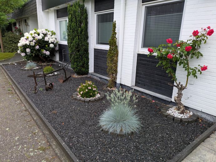 Bungalow mit mitoyenneté rénové sur le plan énergétique (A+) avec patio-jardin privé et vue dégagée sur la verdure – Vorgarten