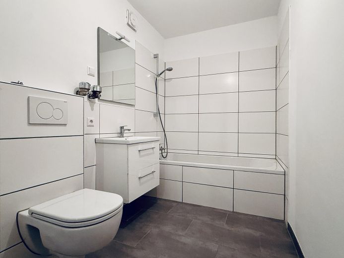 2,5 ZKBB, begane grond, gerenoveerd, nieuwe inbouwkeuken en badkamer – Badezimmer