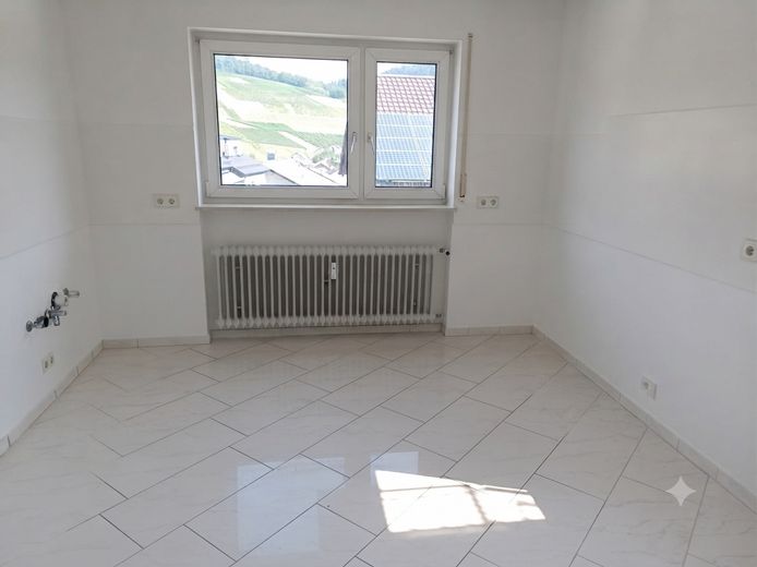 Przestronne, świeżo wyremontowane mieszkanie 3,5-pokojowe o powierzchni 115 m², z dużym balkonem, garażem i miejscem parkingowym – Küche gestrichen KI