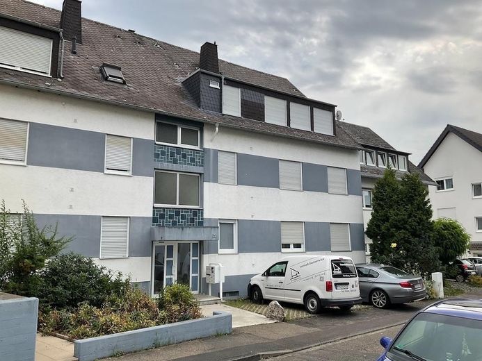Gemütliche Dachgeschosswohnung in Ko-Metternich, provisionsfrei, mit Balkon und Garage – Außenansicht