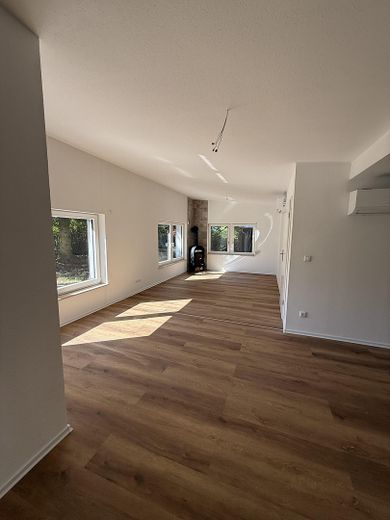 Frisch saniertes Einfamilienhaus mit Kaminofen auf 634qm Grundstück - provisionsfrei – Wohnen Ansicht 3