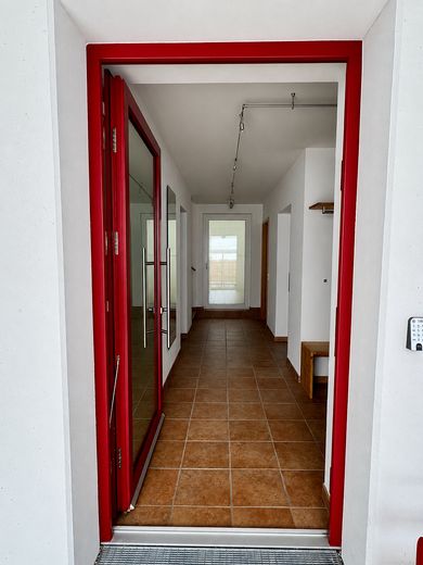 Casa unifamiliare indipendente in una posizione speciale ai margini dei campi, con ampie superfici terrazzate – Hauseingang