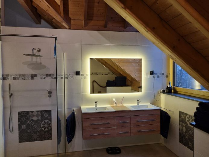 Landhaus mit zusätzliches Einfamilienhaus und großer Garage in Alleinlage im Wald – Privatbadezimmer