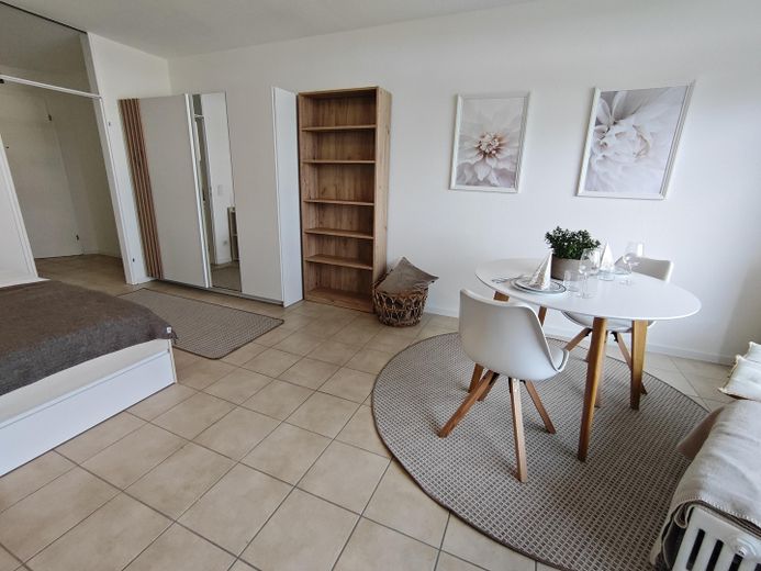 Stilvolles Wohnen mit Panoramablick – Frisch renoviert & komplett neu möbliert – Schrank und Schlafgelegenheit