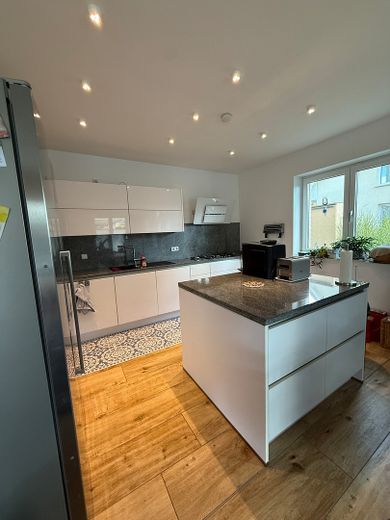 Provisionsfrei: Exklusive Stadtvilla (161 m²) mit PV-Anlage, Pool, Doppelgarage in Großbeeren – Küche Ansicht 1