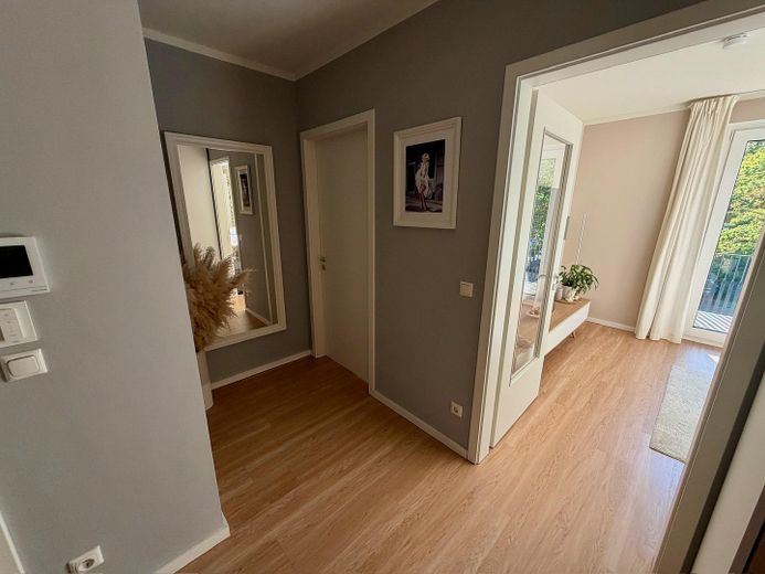 Sin comisión: Moderno apartamento de 4 habitaciones con balcón orientado al oeste y plaza de garaje subterránea con posibilidad de carga – Flur