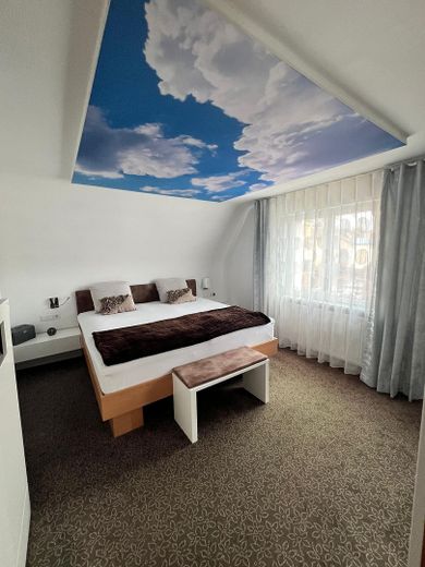 Mehrgenerationenhaus mit zwei Wohneinheiten, Garten und Pool – Schlafzimmer OG