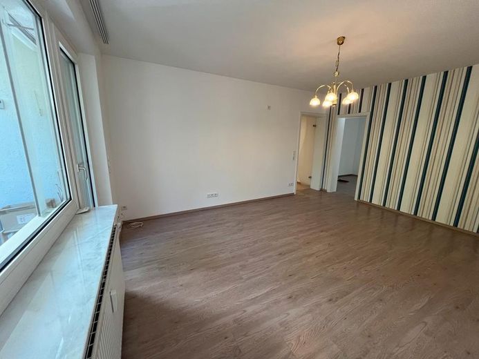 Bad Homburg'da komisyonsuz, ankastre mutfak ve balkon dahil aydınlık 3 odalı daire – sahibinden – Wohnzimmer