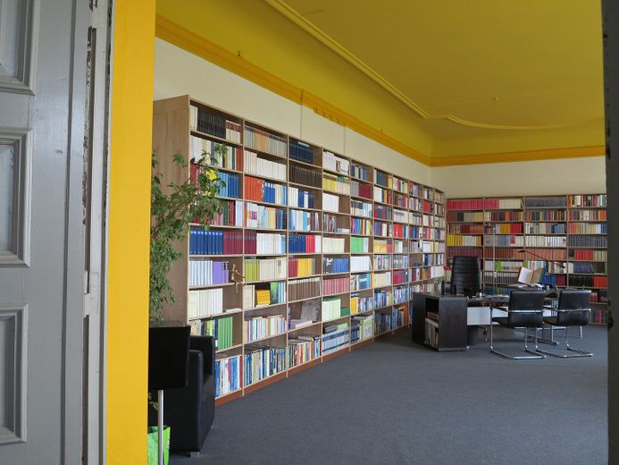 einzigartiges GUTSHAUS in halbrunder Bauweise Nähe Müritz – salon im EG mit bibliothek