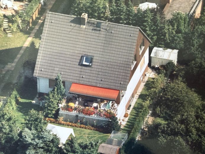 RESERVIERT Einfamilienhaus Massivhaus Einliegerwohnung ruhige Wohnlage Keller Garten – Drohne