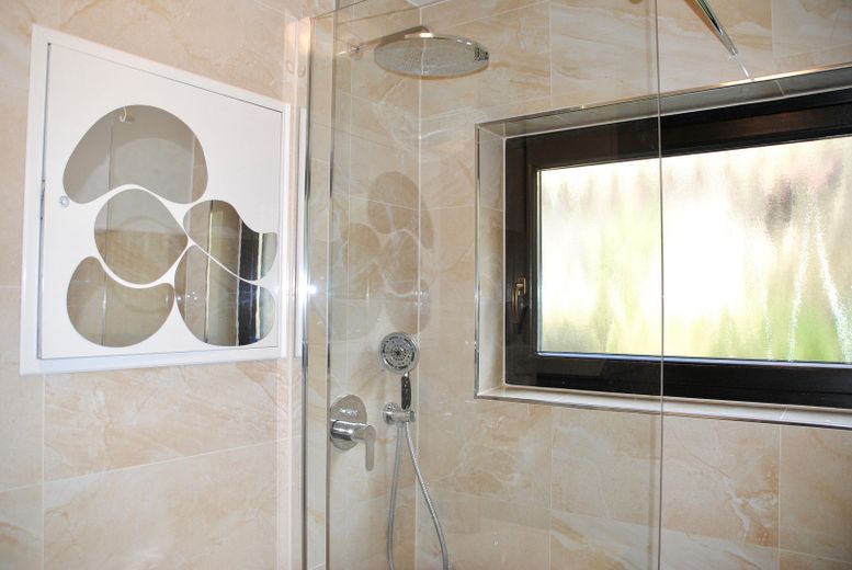 Regendusche/ Fenster im Bad