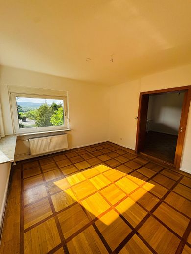 4-Zimmer-Wohnung mit traumhaften Taunusblick und eigenem Garten – Wohnzimmer