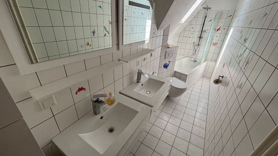 6-Zimmer-Dachgeschosswohnung mit EBK und Gartenabteil, nähe Bahnhof – Bad - www.immobilien-heise.de