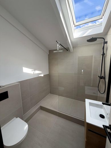 Neuwertiges Reihenmittelhaus, Fußbodenheizung, eigenem Garten & Garage – Badezimmer OG