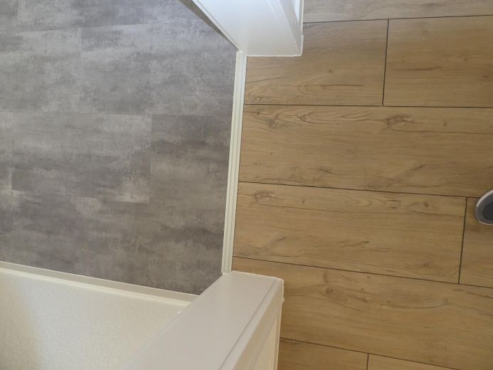1 ZKB mit Balkon, ruhige Lage, EG-Hochparterre – Vinyl- und Laminatboden