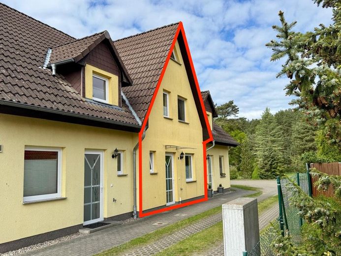 HORN IMMOBILIEN++ Wesenberg a. d. Bundeswasserstraße, gepflegtes RMH mit großem Grundstück und vielen Extras – Reihenmittelhaus