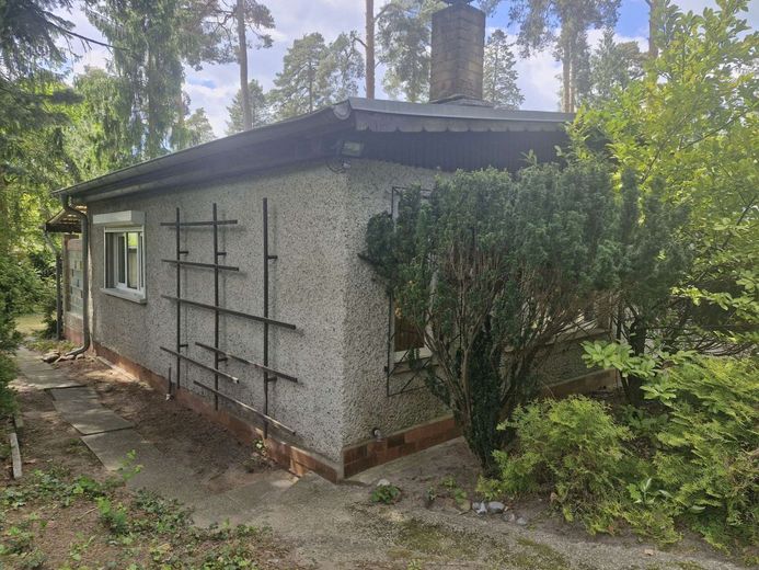 Attraktives Baugrundstück in gewachsener Wohnlage mit vielseitigem Entwicklungspotenzial – Seitenansicht Bungalow