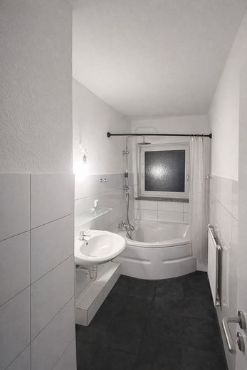 Tageslichtbad mit Badewanne