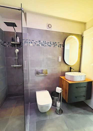 Berlin-Mitte: elegant gemeubileerd 2-kamerappartement; instapklaar elegant gemeubileerd appartement met 2 kamers (GEEN MAKELAARSKOSTEN) – Bad